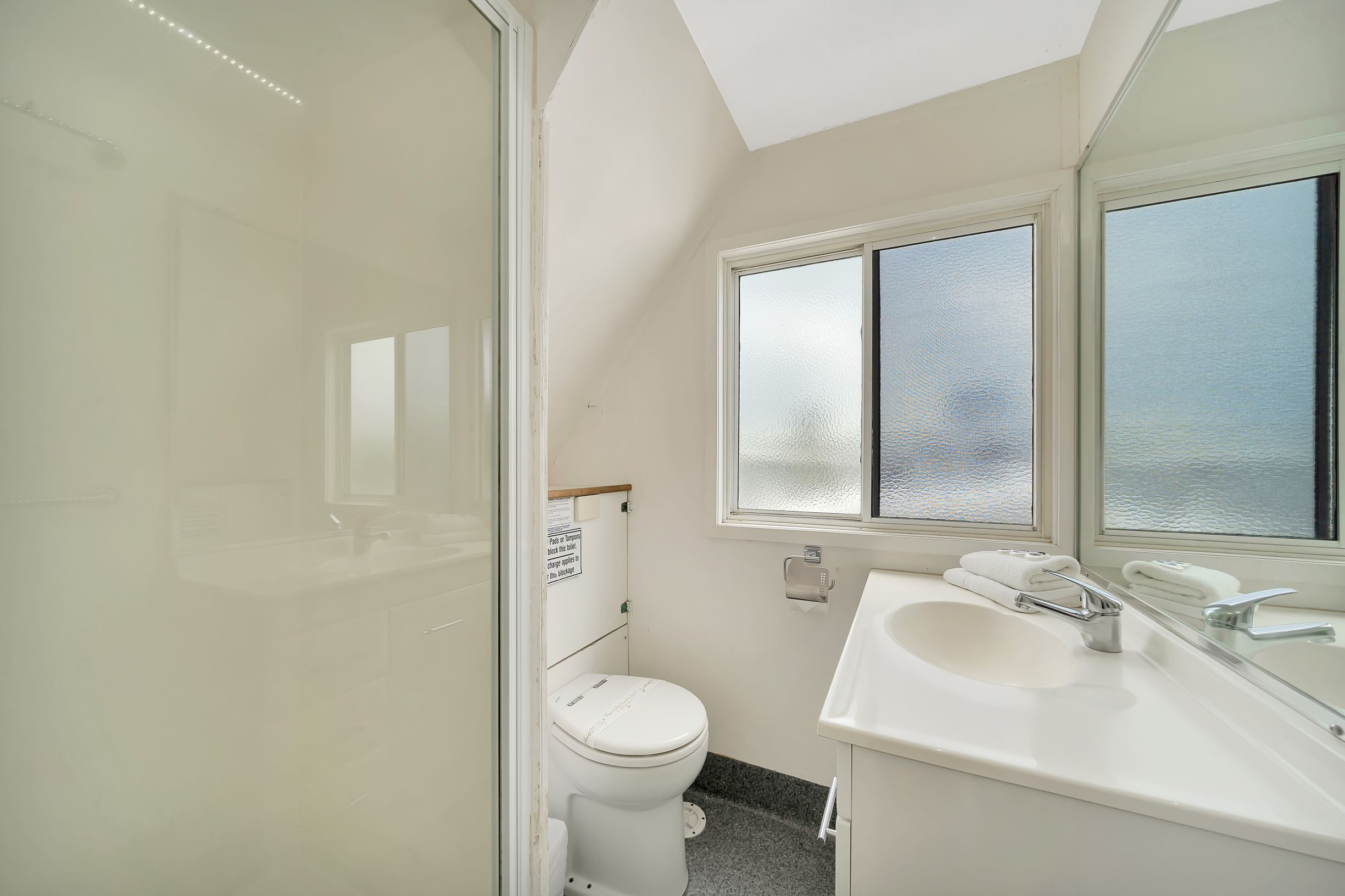 Sapphire Lady gallery image 9