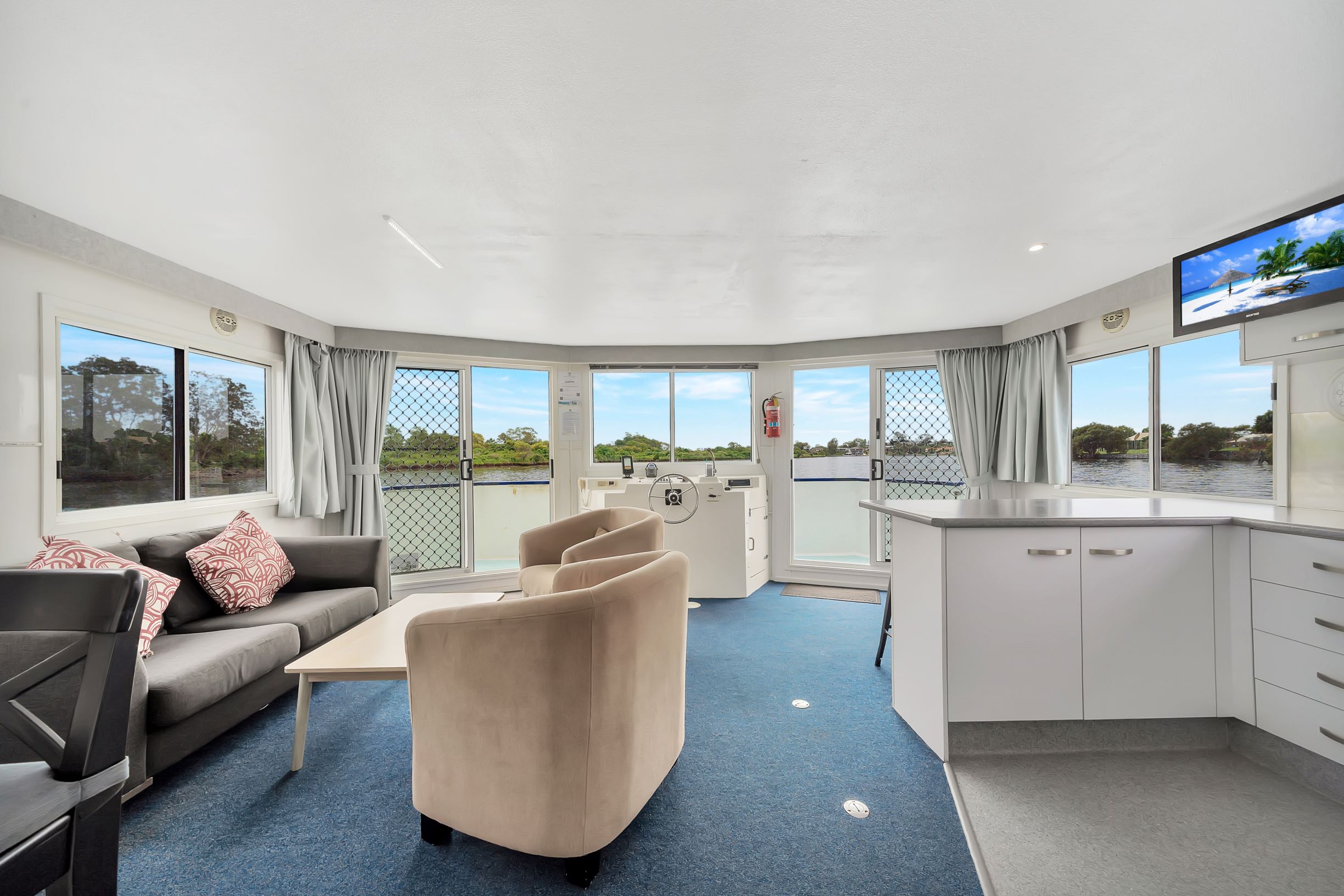 Sapphire Lady gallery image 4