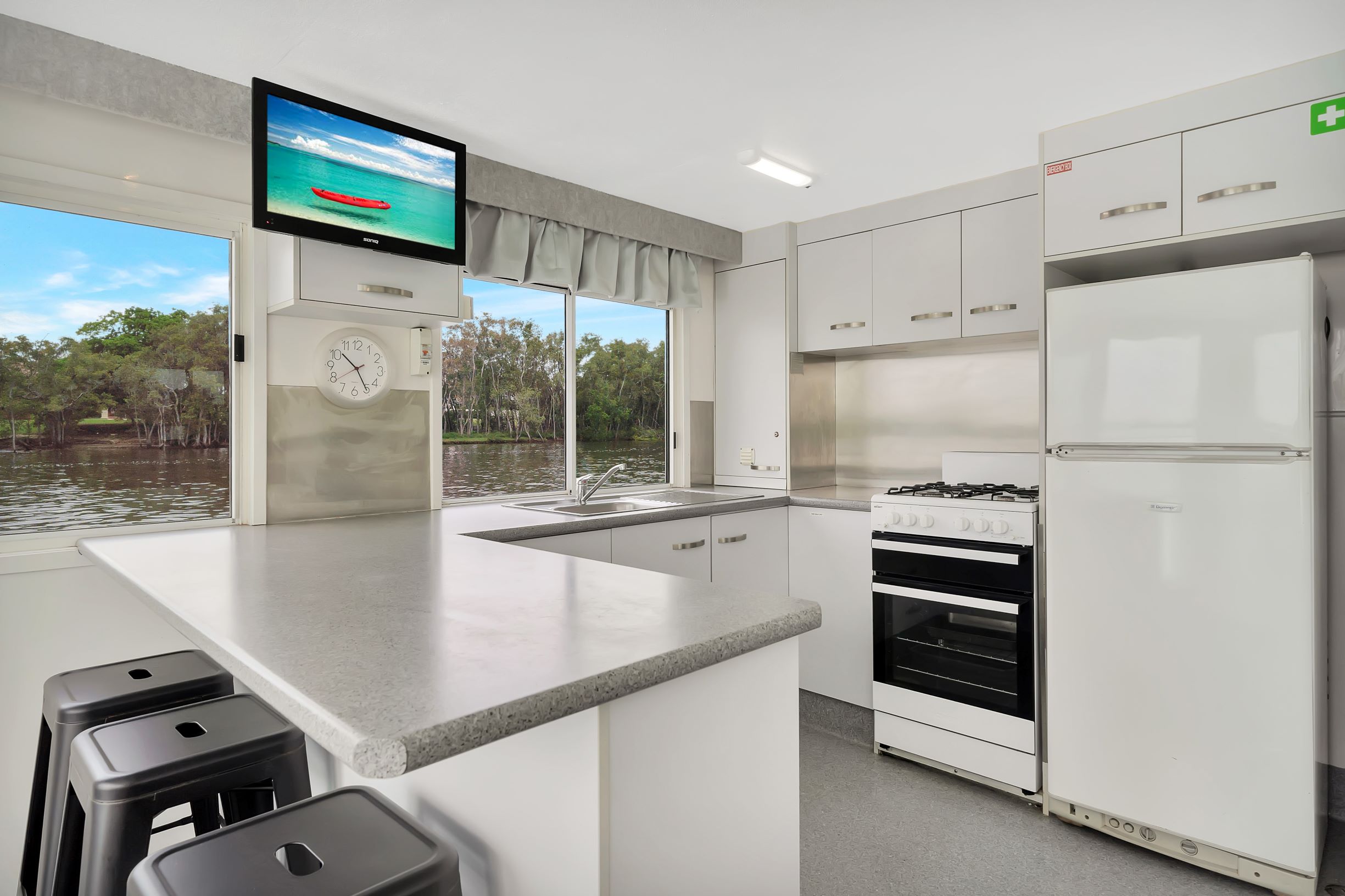 Sapphire Lady gallery image 5